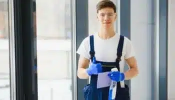 foto di un operatore per la pulizia delle vetrate di un condominio